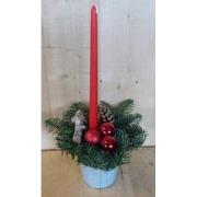 Kerststukje 'Kemerovo' in hoge pot dia. 20 cm met hoge kaars rood