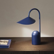 ferm LIVING - Arum Portable Taffellamp IP44 Bright Blue